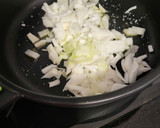Foto del paso 1 de la receta: Tellinas, con cebolla caramelizada y sake