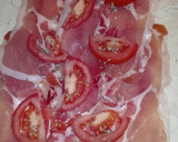 Foto del paso 2 de la receta: Rollo de pizza con jamon ibérico queso y beicon y tomate