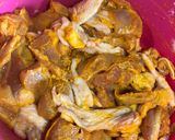 Gambar langkah 1 resipi Ayam Goreng Kunyit.