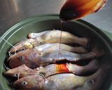Hình bước làm 1 của món Cá lân kho tiêu: