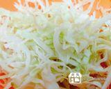 รูปขั้นตอนการทำที่ 1 ของ ยำขนมจีนไก่ผัด สูตรโล๊ะตู้เย็น