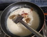 A picture of step 3 of White sauce spaghetti.