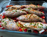 Foto del paso 2 de la receta: Pescado Horneado al Romero en Cama de Vegetales