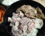 Foto langkah ke 5 dari resep Seolleongtang (Sup Tulang Sapi) khas Korea.