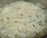 Hình bước làm 1 của món Canh cải xoăn và nấm nấu cá