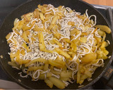 Foto del paso 3 de la receta: Huevos rotos con gulas