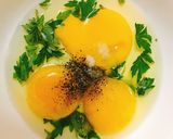 Hình bước làm 1 của món Trứng Chiên Lá Ngải Cứu