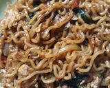 Foto langkah ke 4 dari resep Mie Kangkung Pedas.