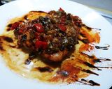 Foto del paso 4 de la receta: Muslo de pollo deshuesado al horno en salsa de verduras y soja