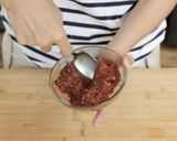 Foto langkah ke 1 dari resep Martabak Telur Daging Kecap Devina Hermawan.