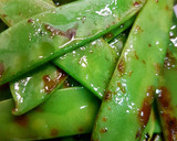 Foto del paso 3 de la receta: Tirabeques salteados en salsa de ostras y granada