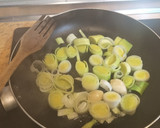 Foto del paso 3 de la receta: Dorada en salsa de puerros, anchoas y alcaparras