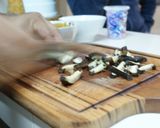 A picture of step 5 of Chou Hou Shitake Rib Eye Steak.