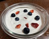 Foto del paso 4 de la receta: Postre rápido de merengue, frutillas y crema de maní