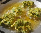A picture of step 3 of Palak pakoda.