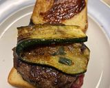 Foto del passaggio 6 della ricetta Hamburger tipo kofta semplificato con cipolla caramellata e zucchine