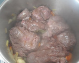 Foto del paso 3 de la receta: Carrilleras de ternera en vino tinto