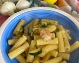 Foto del passaggio 5 della ricetta Rigatoni con gamberi, zucchine, cipollotto e buccia di limone