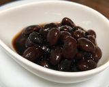 A picture of step 5 of Kuromame for osechi ryori, black sweet soybeans.
