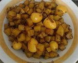 Foto langkah ke 2 dari resep Kentang kecap telor puyuh.