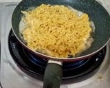 Foto langkah ke 4 dari resep Omelet Mie Telur.