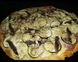 Foto del paso 3 de la receta: Pizza con anchoas, 3 quesos, York, y calabacín