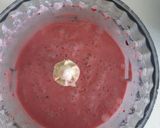 Φωτογραφία βήματος 2 της συνταγής Smoothie με γάλα καρύδας και μιξ κόκκινων φρούτων