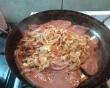 Foto del paso 4 de la receta: Hígado encebollado al disco con puré mixto