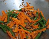 Foto langkah ke 3 dari resep Tumis Wortel Buncis Daging Giling.