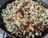 Foto del paso 3 de la receta: Habas con chorizo y huevo frito en 25 minutos