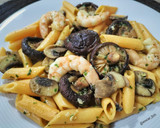Foto del paso 7 de la receta: Macarrones con shiitake, portobello y langostinos al ajillo