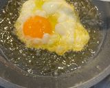 Foto del paso 2 de la receta: El huevo frito perfecto: ¡con puntilla y yema para mojar!