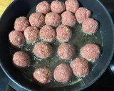 Foto del paso 3 de la receta: Albóndigas en salsa de vino tinto y patatas aromatizadas con albahaca 🌿