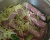 Foto del paso 2 de la receta: Salchichas con vino y cebolla