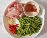 รูปขั้นตอนการทำที่ 1 ของ "หมูผัดพริกแกงถั่วฝักยาว"