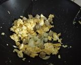 Foto langkah ke 4 dari resep Orek Telur Sosis Lada Hitam.