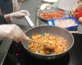 Foto del paso 7 de la receta: Huevos rellenos de gambas en salsa