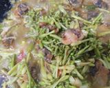 Foto langkah ke 5 dari resep Oseng Bunga Pepaya + Kerang.