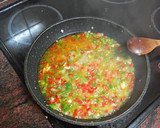 Foto del paso 3 de la receta: Pasta con boloñesa de salchicha con huevos fritos