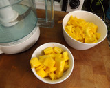 Foto del paso 2 de la receta: Crema de mango y chocolate blanco con avellanas