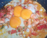 Foto del paso 2 de la receta: Huevos rotos de gambas al ajillo
