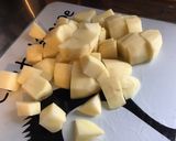 Une image de l'étape 1 de Soupe de pommes de terre et poireaux au curcuma et à la crème.