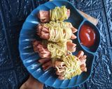 Foto langkah ke 4 dari resep Mie Gulung Sosis.
