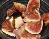 Foto del paso 3 de la receta: Compotera de piononono con higos, uvas y falsa crema
