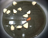 Foto del paso 2 de la receta: Colas de carabinero peladas con setas shiitake y pimiento rojo