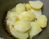 A picture of step 1 of Mashed mukimo ya minji.