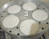 A picture of step 6 of Sprouted Ragi idli.