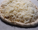 Foto del paso 2 de la receta: Pizza de cebolla con queso mozzarella y emmental
