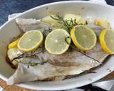 Foto del paso 3 de la receta: Corvina al horno con limón, patatas y cebolleta