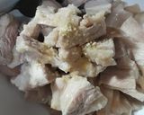 Hình bước làm 2 của món Thịt kho tiêu
